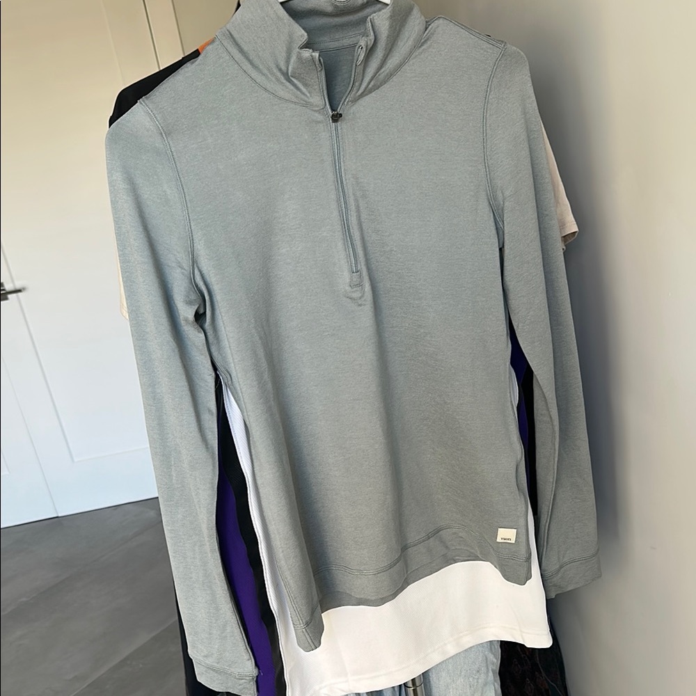 Vuori Halo Essential Half Zip Top Size S in Chalk Heather Blue